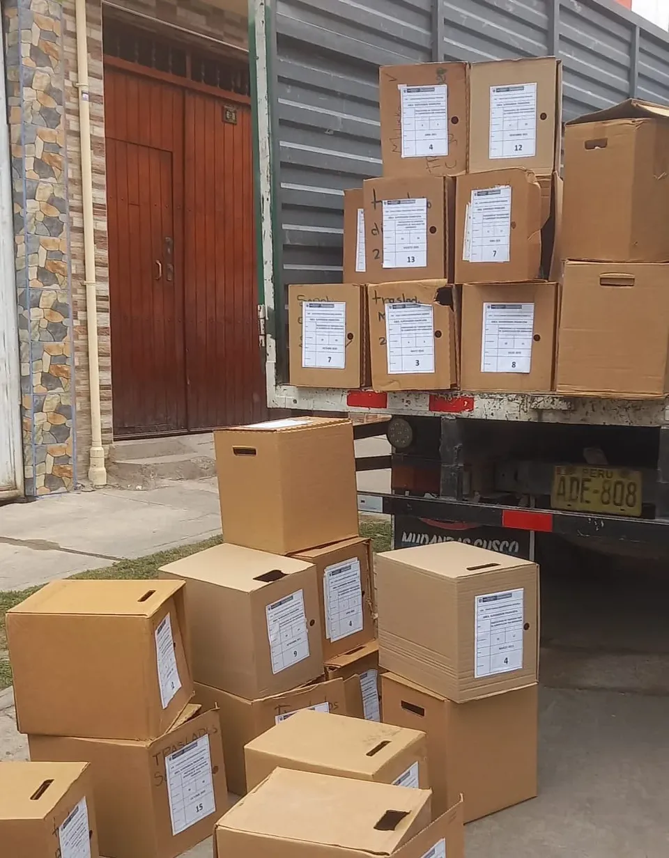 Cajas de archivo rotuladas listas para subir al camión en el traslado de una entidad