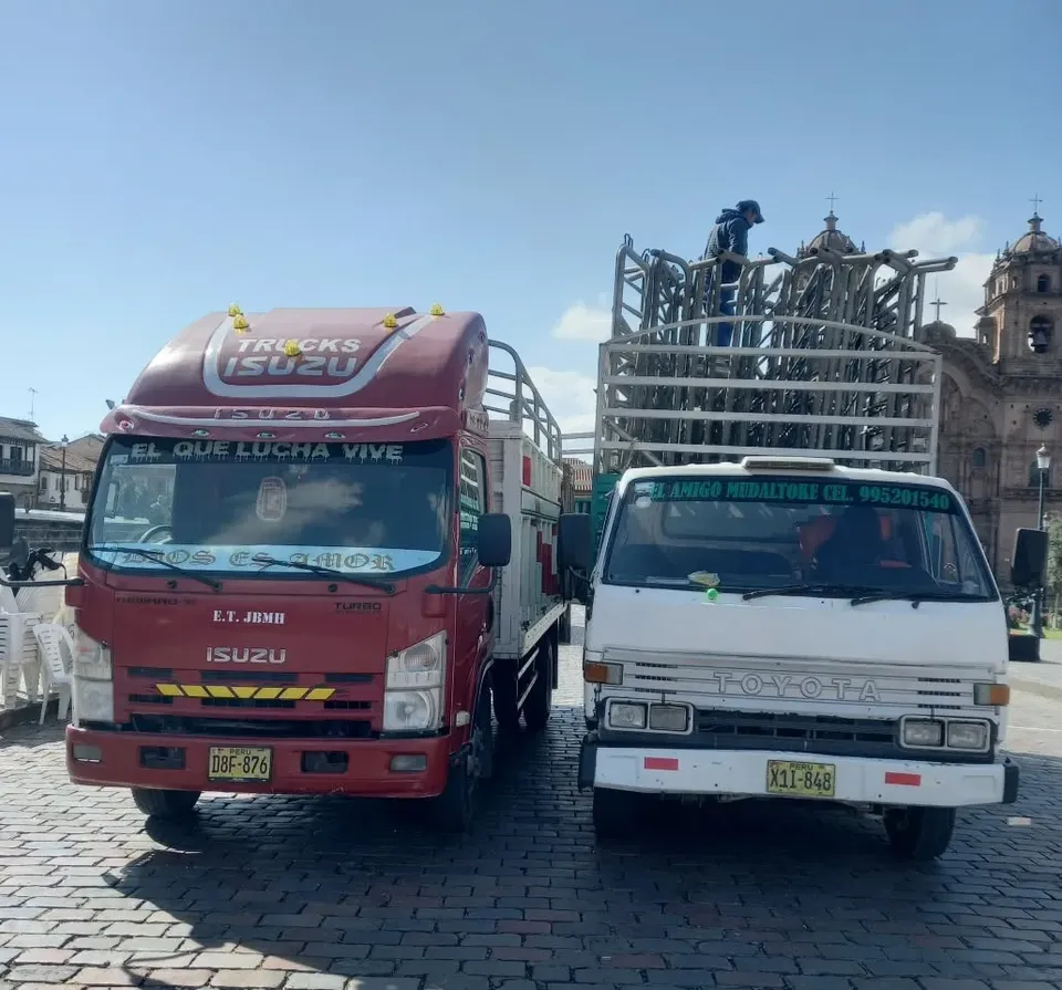 Dos camiones de Mudaltoke en la Plaza de Armas de Cusco, frente a la Compañía de Jesús