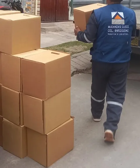 Cargador de Mudaltoke llevando cajas al camión