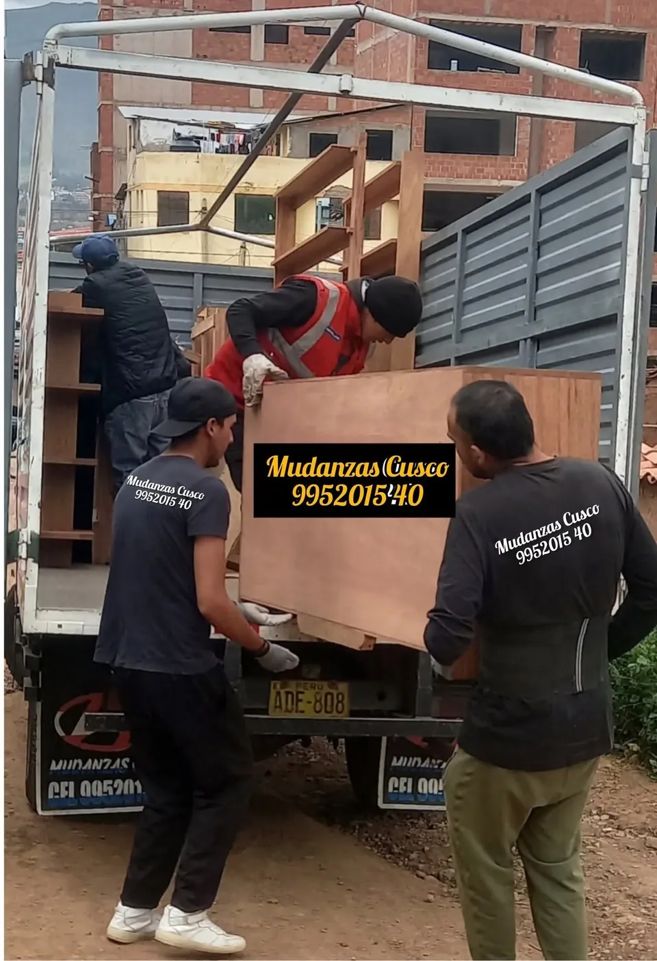 Equipo de Mudaltoke subiendo un mueble de madera al camión